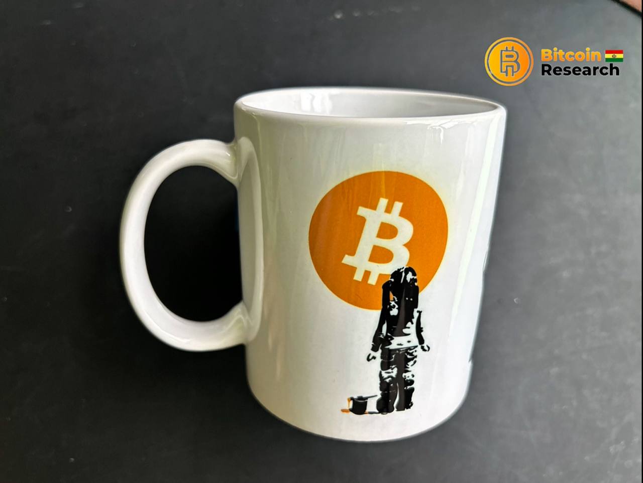 Tasa blanca con logo cyberart nina